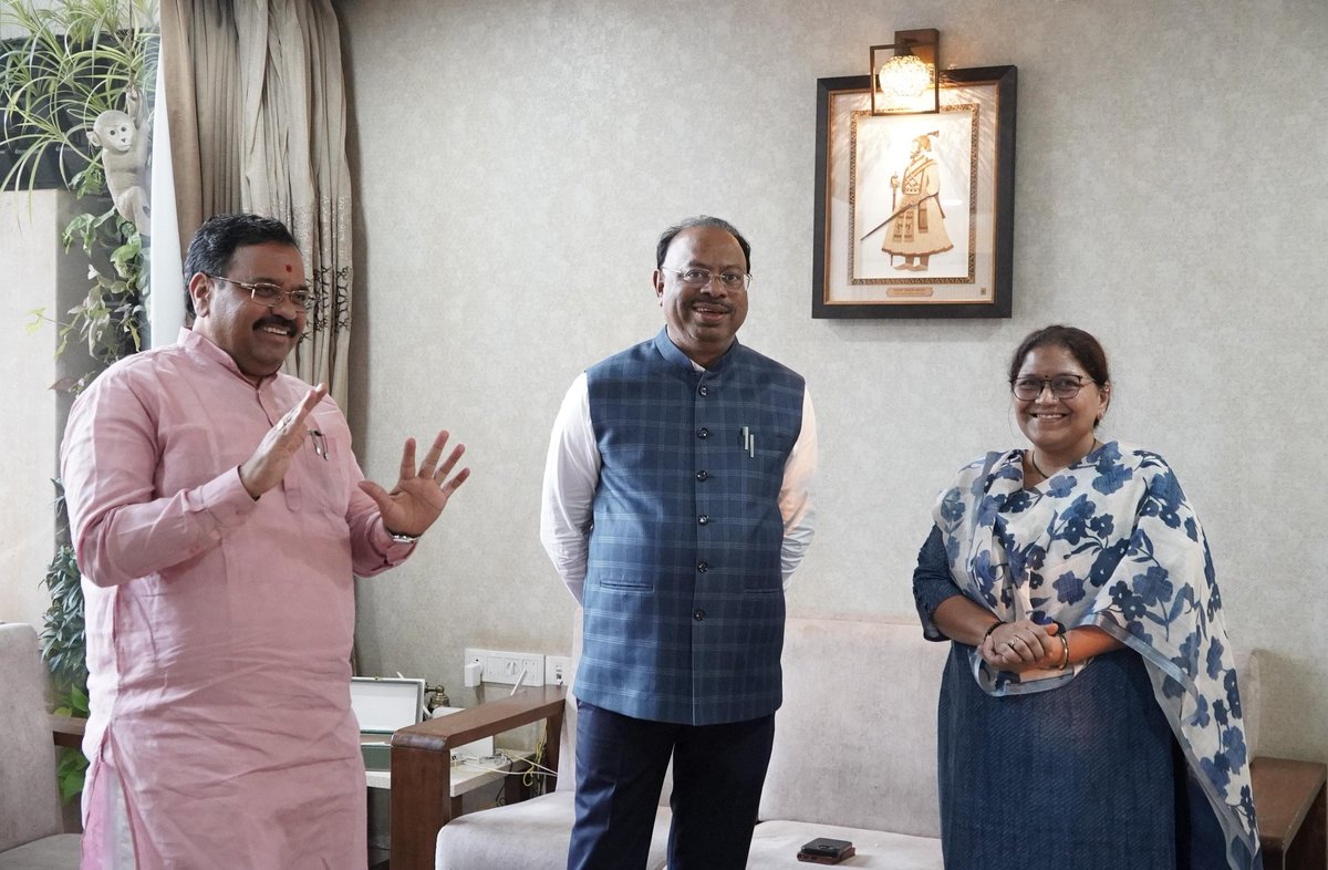 भाजपाचे प्रदेश महामंत्री श्री. <a href="/PandeRajeshBJP/">Rajesh Pande</a> जी यांच्या पुणे येथील निवासस्थानी भेट दिली. पांडे कुटुंबियांनी अतिशय आपुलकीने स्वागत केले. प्रदेश महामंत्री आ. <a href="/ivikrantpatil/">Vikrant Balasaheb Patil</a> जी यावेळी उपस्थित होते.

<a href="/BJP4India/">BJP</a> <a href="/BJP4Maharashtra/">भाजपा महाराष्ट्र</a>
#BJP #Maharashtra #Pune #ChandrashekharBawankule