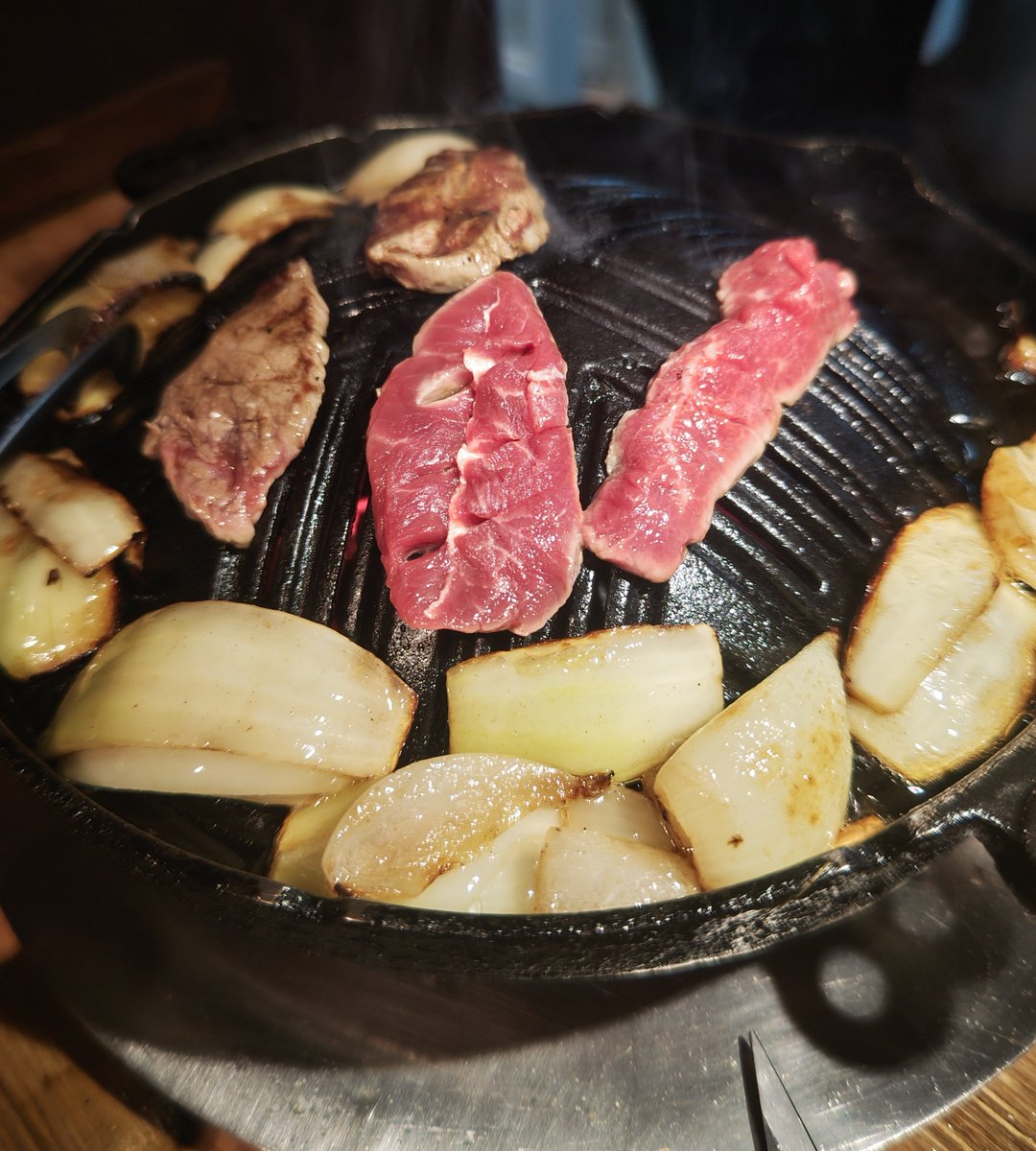 yururusarara's tweet photo. アートアクアリウムの後は
ランチにジンギスカン✨️
お肉が柔らかくて
美味しかったですー(*´～｀*)
https://t.co/LVDbZvNgsA https://t.co/dI32XIrYXT