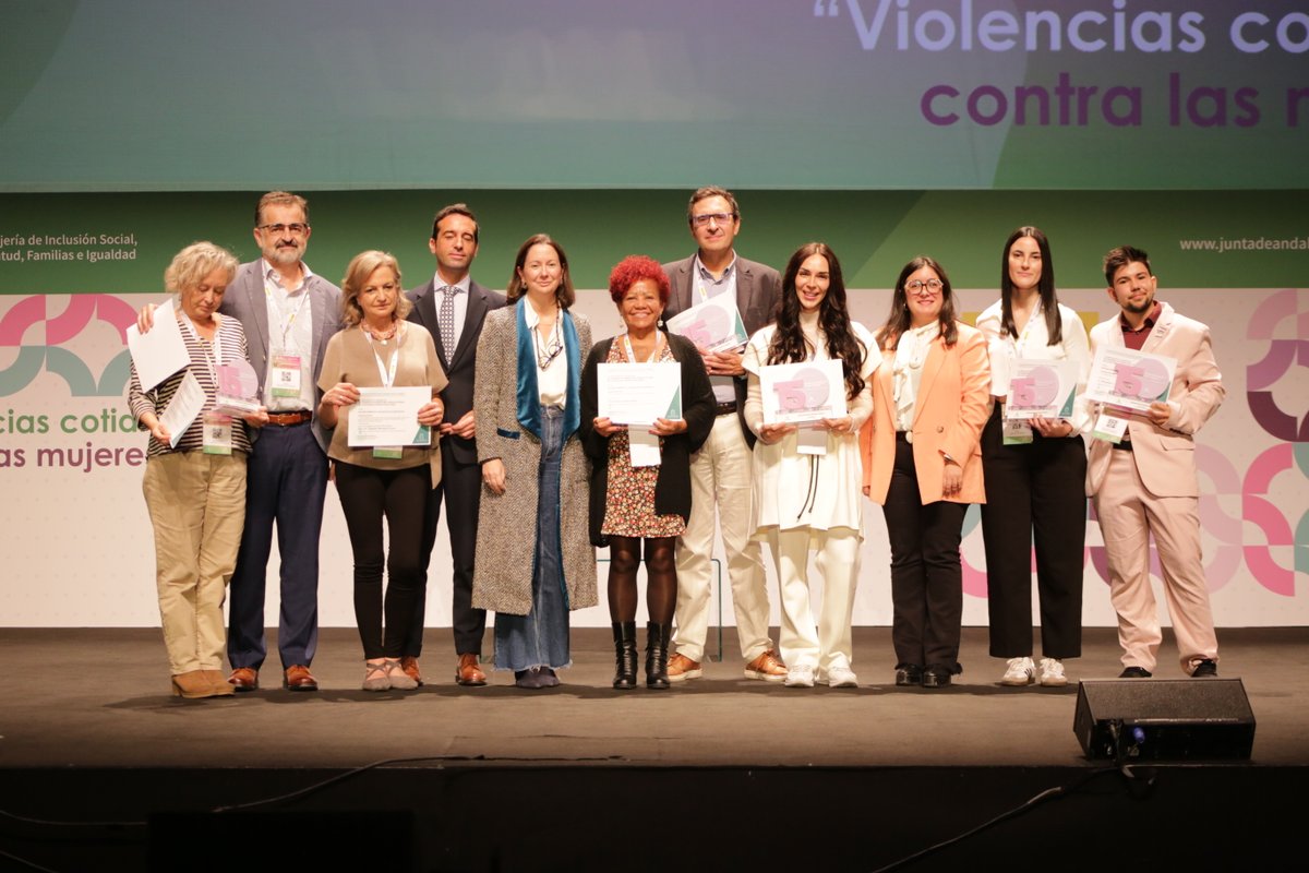 🏆 Momento para premiar en el #16CongresoVG.

Se entregan los reconocimientos científicos del XV Congreso Internacional para el Estudio de la Violencia contra las Mujeres, destacando la investigación y las buenas prácticas que transforman el conocimiento en acción. 💜