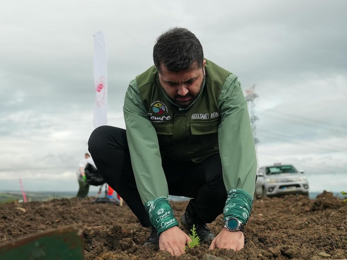cemrevakfi's tweet photo. Milli Ağaçlandırma Günü’nde, Cumhurbaşkanımız Sayın Recep Tayyip Erdoğan ile birlikte aynı toprağa eğilip umut diktik. 🌱

Cemre Vakfı gönüllüleri olarak biz, yeşilin sesine kulak veriyor; nefes alan her karış toprağı “vatan” bilerek sahip çıkıyoruz.

#cemrevakfı #milliağaçlandırmagünü #yeşilvatanseferberliği