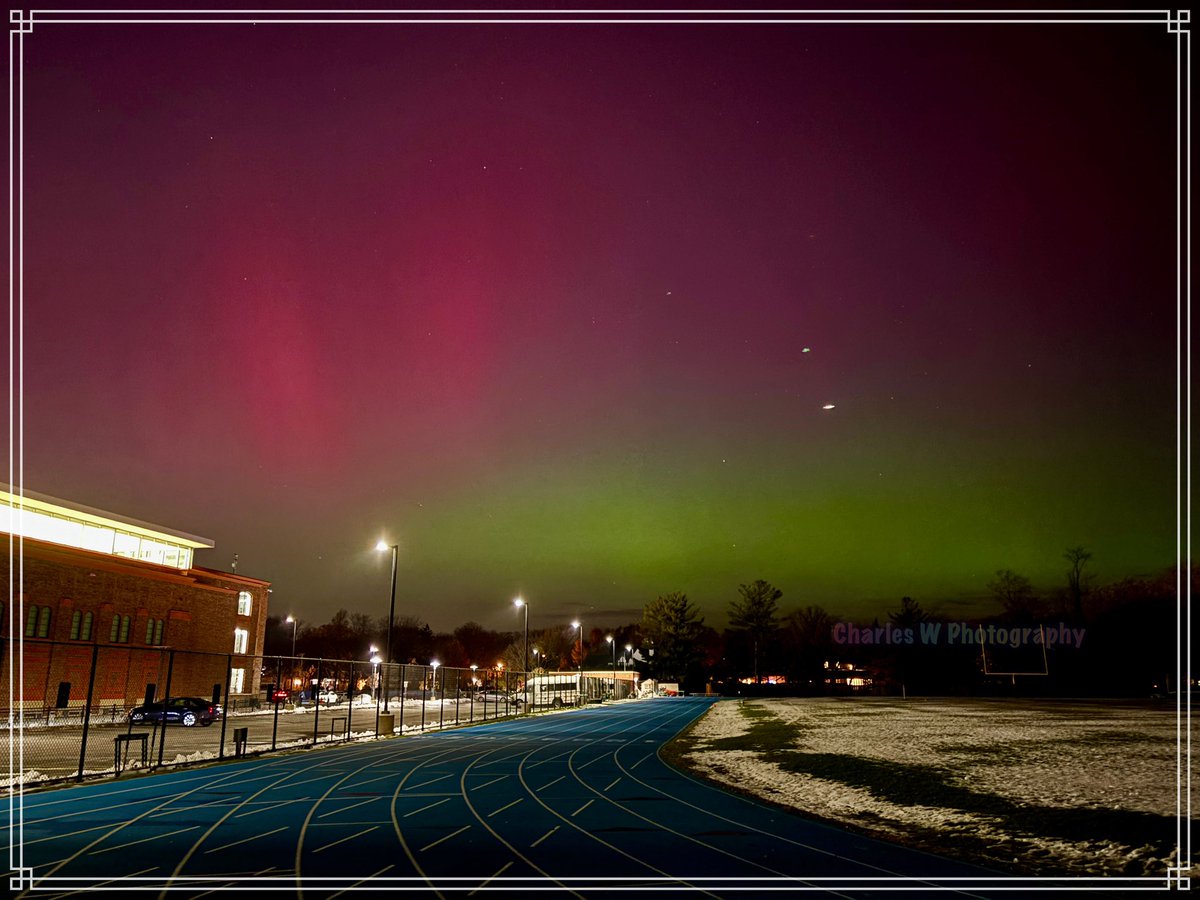 wangcharl's tweet photo. Aurora from north suburb of Chicago https://t.co/d1YyhknUCY