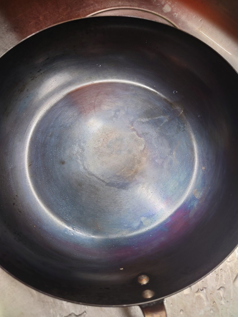 そろそろ鍋が焦げつき出したので耐水ペーパーで磨き、鉄肌を出します。後に青くなるまで焼いて、油を染み込ませれば、焦げない鉄鍋の完成です。