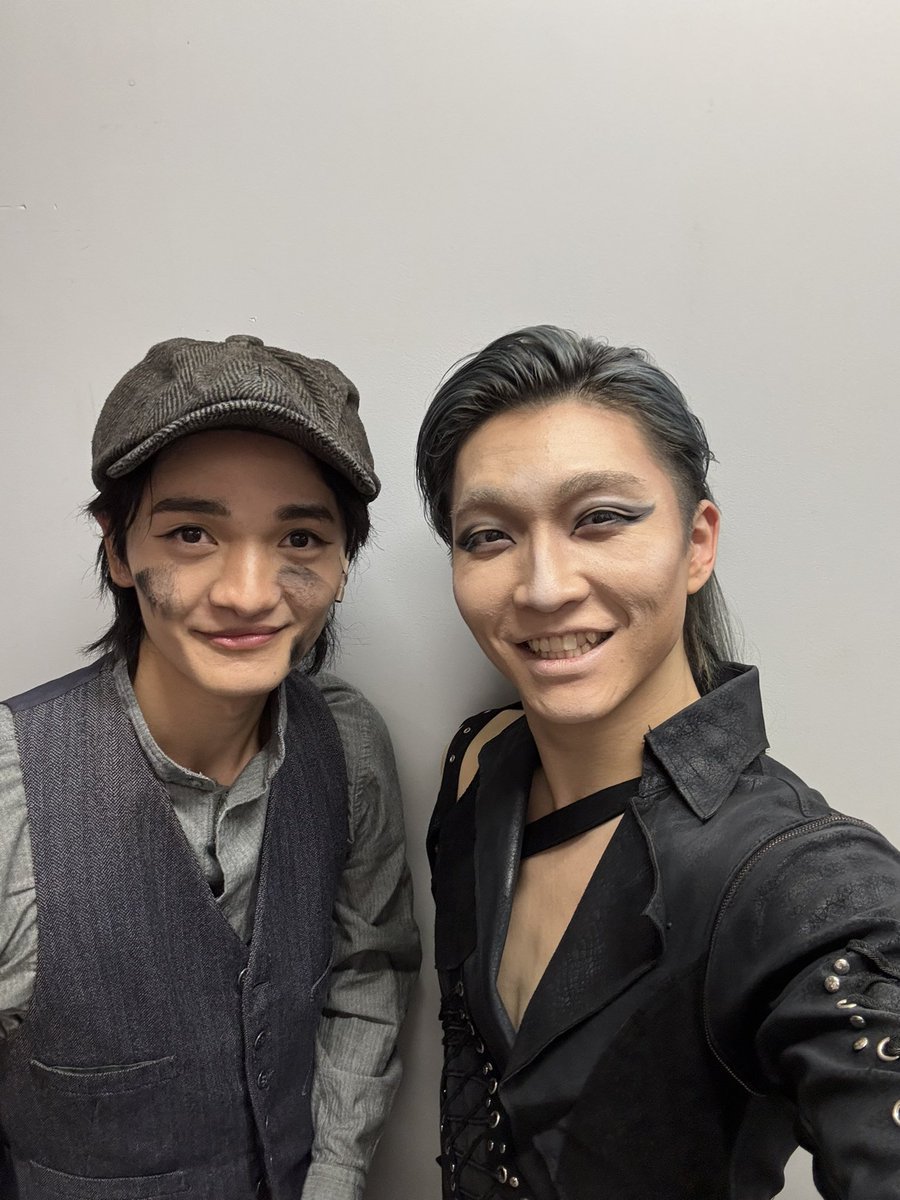 akitaka_nandesu's tweet image. #エリザベート
本日もご観劇ありがとうございます！

ダイナと📷
ロミジュリ、1789、エリザと
私が出てきたミュージカルでは全てダイナが一緒でした✌️
そして数少ない同い歳。

演技も歌もダンスも上手ぇ。
性格も良すぎる。
くやしいぞ私は。

#鈴木大菜
#トートダンサー