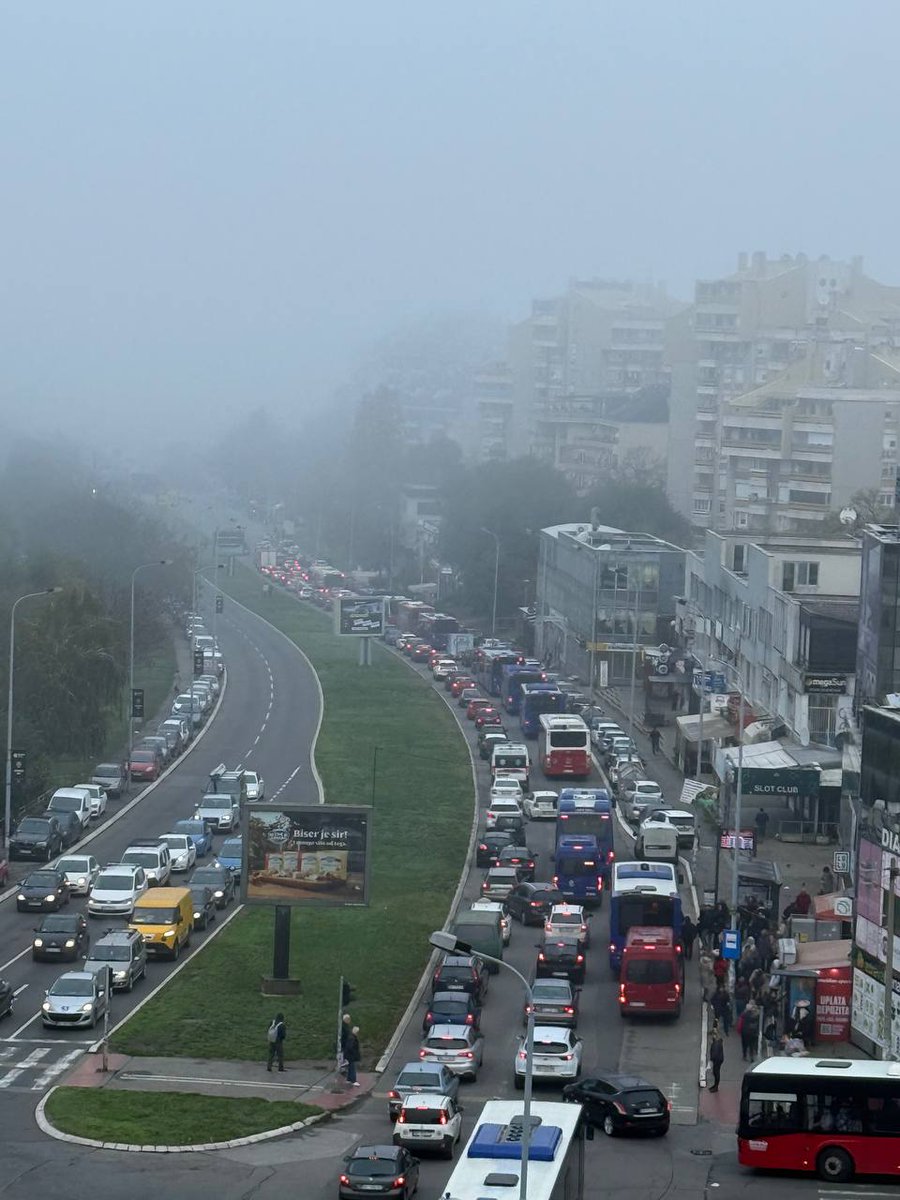 LazarevacWatch's tweet photo. Ulaz u Beograd sa Ibarske, Trgovačka ulica, semafori na skretanju ka Banovom brdu drže neopravdano dugo, prave se kolone vozila. Može li Beogradput da podesi semafore da se smanje gužve? .@prijavi_problem https://t.co/QKZLGRlRqK