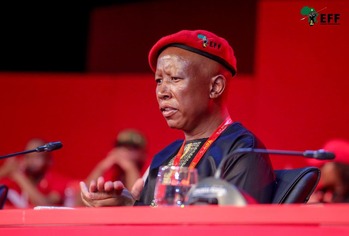 Knick_RSA's tweet photo. We want the same Energy Malema had against Zuma to be applied against Cyril 😆 that hypocrite.

He even went to London 😭😭and labelled Zuma as a Dictator that is after the Public Protector.

Now Cyril Fired the Public Protector and a Judge & found with Dollars.

There’s no civil unrest initiated and a call for his removal.