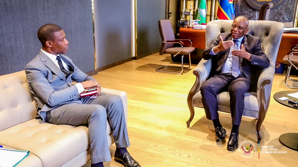 JusticeGouvCD's tweet image. JUSTICE-RDC 🇨🇩 :

LE MINISTRE DE LA JUSTICE REÇOIT LE REPRESENTANT DU HCR

Le Ministre d’État, Ministre de la Justice et Garde des Sceaux, Monsieur Guillaume NGEFA ATONDOKO ANDALI a reçu ce mercredi 12 novembre 2025 dans son cabinet de travail, le Docteur Pierre ATCHOM,…