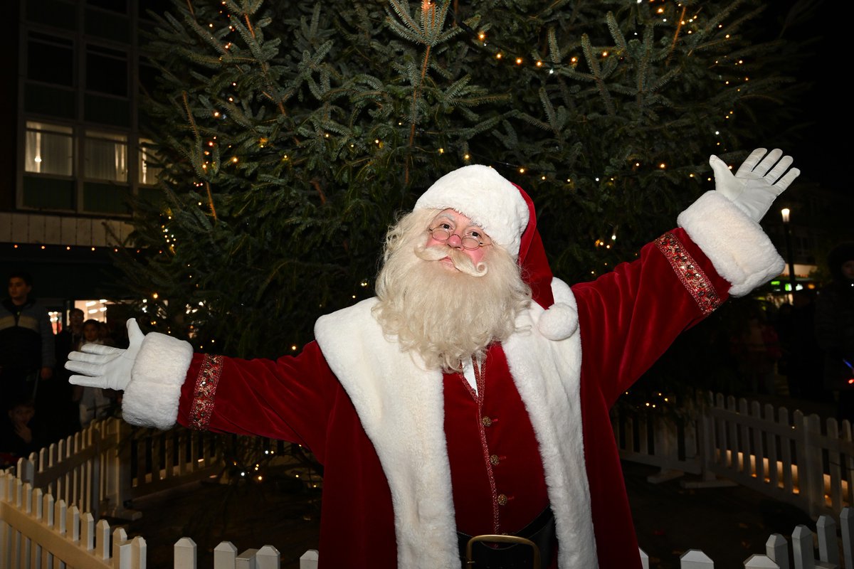 crawleybc's tweet image. Join us on Saturday 29 November to celebrate the festive season with carol singing in the bandstand from midday in Memorial Gardens followed by family entertainment and the Christmas tree lights switch-on in Queens Square from 1pm until 5.30pm.