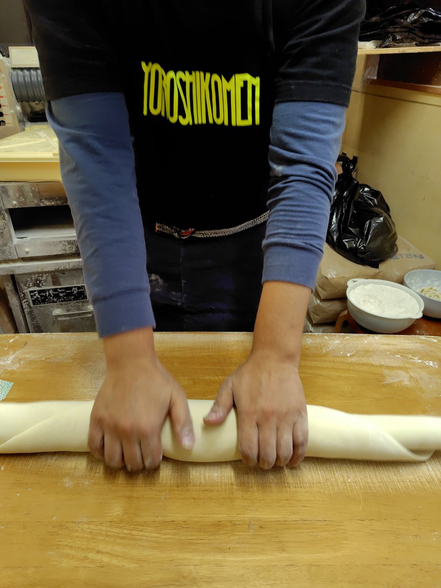 udonmenbou's tweet image. 今日は、SANU1決勝前に、改めて僕の手打ちの師匠のうどんマンさんと、熱い手打ちの勉強を🙇‍♂️😆

うどんマンさん、今日はわざわざありがとうございます🔥🔥🔥
#自分を信じて
#挑戦
#挑む
#勝負のリングにあがらな勝つことも負けることも出来ひん全ては挑んだ結果