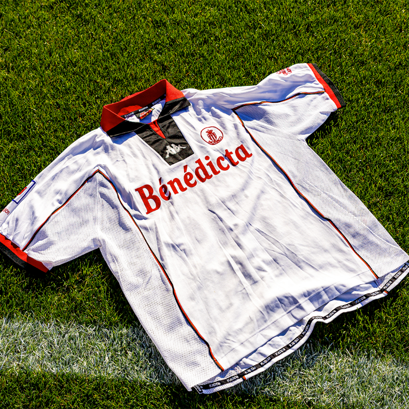 AS_Monaco's tweet photo. Julien Bouron, détenteur de la plus grande collection de maillots portés ou préparés d’un seul club, avec 1 146 pièces d’exception, nous raconte sa passion pour l’@AS_Monaco et pour les maillots à la célèbre diagonale.