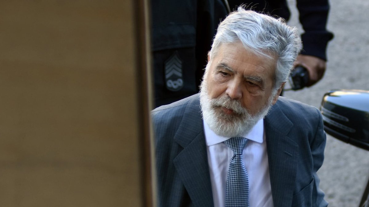 somosradioam530's tweet image. 🚨La Corte confirmó la condena a Julio De Vido por la tragedia de Once. 

🔺Pero el fallo se da en un clima de persecución judicial contra figuras del peronismo: causas reactivadas, sentencias oportunas y un Poder Judicial que parece más alineado al poder político que a la