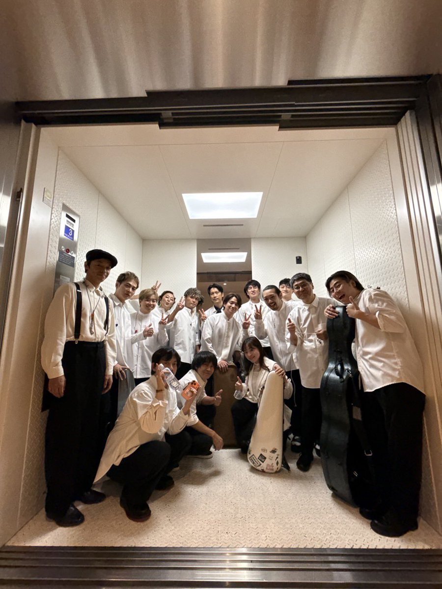 Chigasakimanabu's tweet photo. 玉置浩二さん故郷楽団 10周年
Concert Tour 2025 @有明ガーデン二日目、そしてツアーファイナル。
最高に楽しかったです！力一杯演奏しました。今年も素晴らしい音楽の旅、おともさせてもらえて本当に嬉しかったです。玉置さんの後ろでベースが弾けて、自分はほんとに運のいいやつです。感謝してます！ https://t.co/yRECg6ypF4