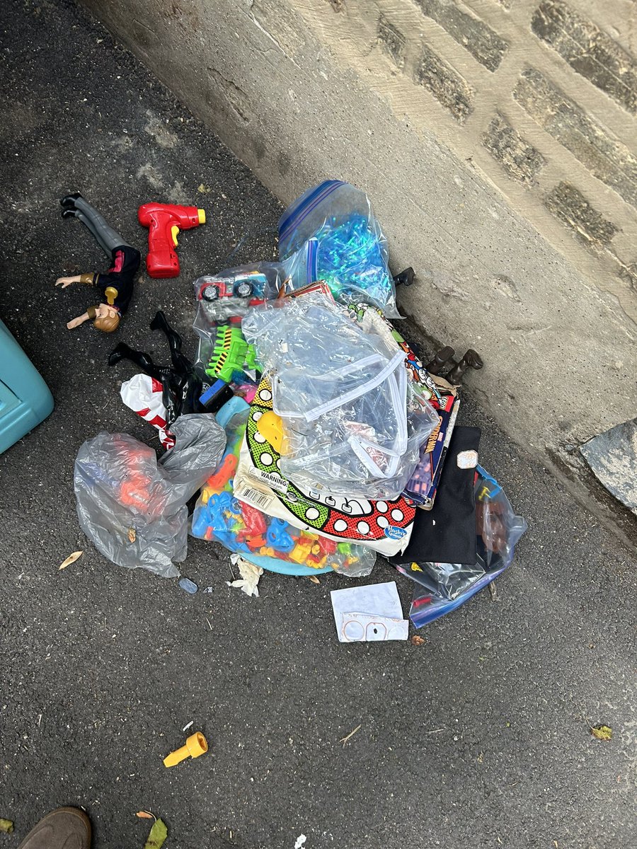 trashndgarbage's tweet image. Toys and Prince Hans