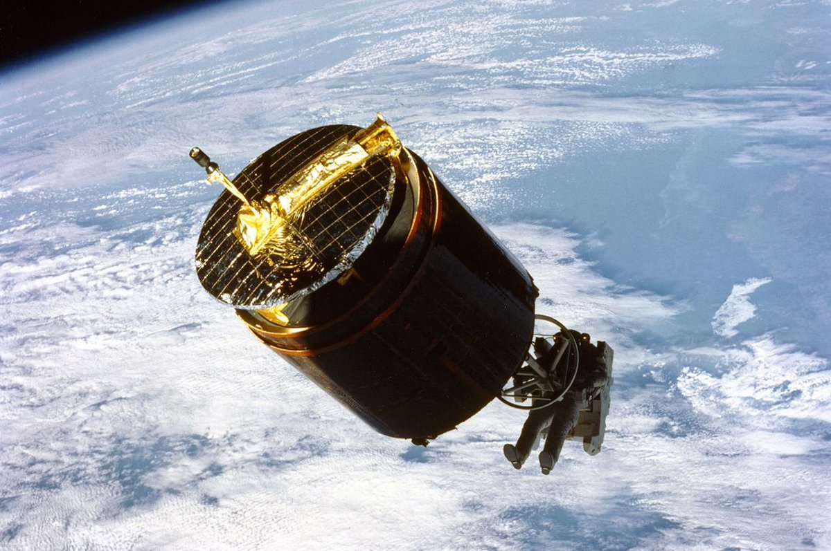 Astro_Cady's tweet image. ✨👨‍🚀#OTD 11/12/1984: Dale Gardner became the last #astronaut to use the &quot;manned maneuvering unit&quot; - floating freely from the #spaceshuttle to grab a broken #satellite. 
@NASA @NASA_Astronauts #MMU #EVA #STS51A #space