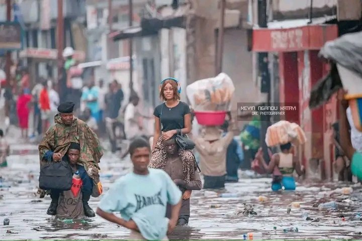FMuziongo's tweet image. Situation après la pluie

Kinshasa souffre énormément d&apos;un problème d&apos;infrastructures, de gestion d&apos;Urbain et de civisme, il faut des politiques publiques sérieuses, un meilleur urbanisme, et un changement de comportement collectif du sommet au dernier.