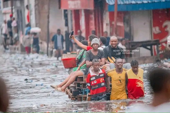 FMuziongo's tweet image. Situation après la pluie

Kinshasa souffre énormément d&apos;un problème d&apos;infrastructures, de gestion d&apos;Urbain et de civisme, il faut des politiques publiques sérieuses, un meilleur urbanisme, et un changement de comportement collectif du sommet au dernier.