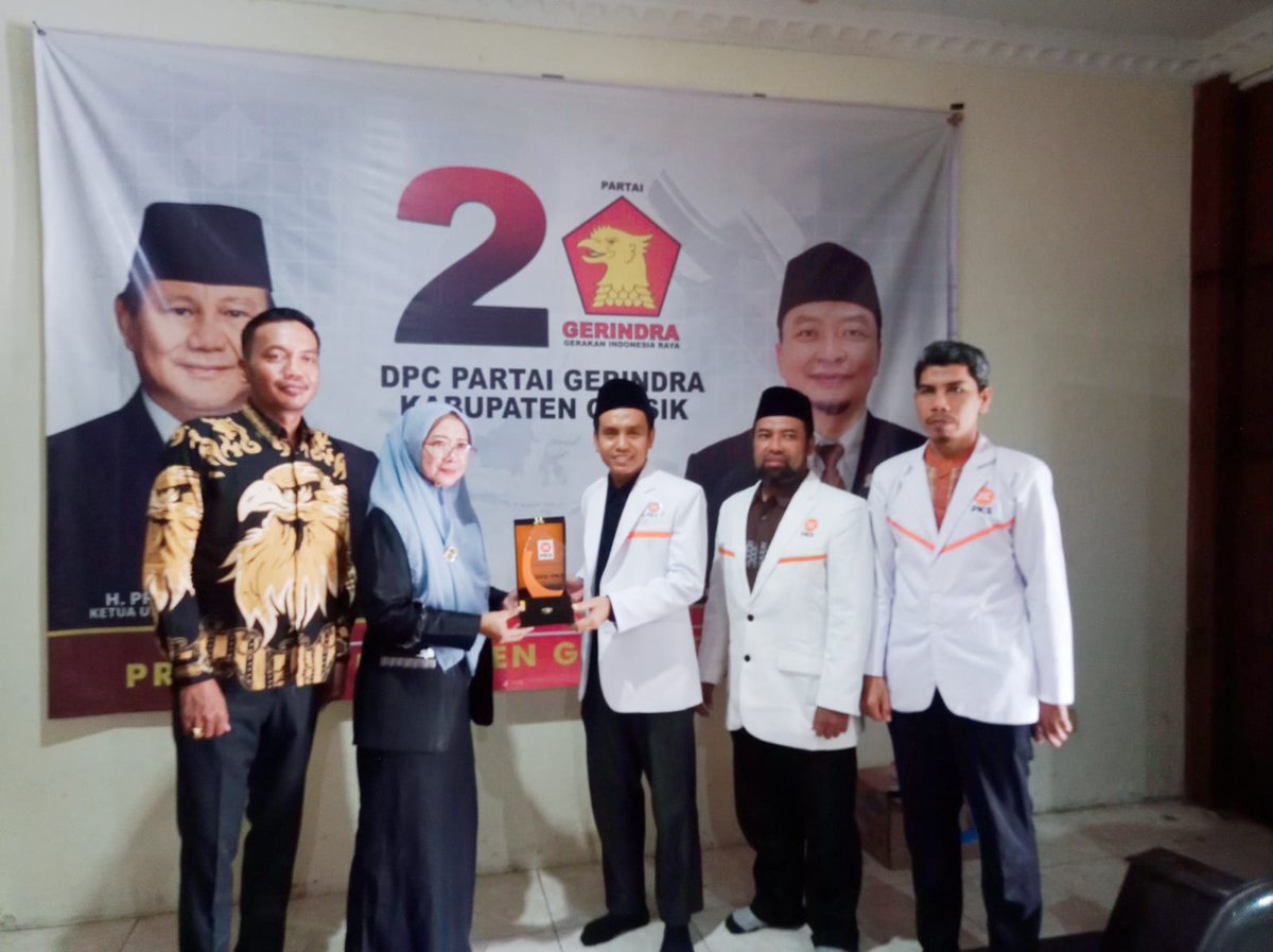 pksgresik's tweet image. DPD PKS Kabupaten Gresik bersilaturahim ke kantor DPC Partai Gerindra Gresik, Rabu, 12 November 2025.
Rombongan PKS dipimpin langsung oleh Ketua DPD PKS Gresik, Muchlisin, dan diterima oleh Sekretaris DPC Gerindra, Nur Sa’idah serta anggota DPRD Dapil 4 Muchamad Zaifudin
