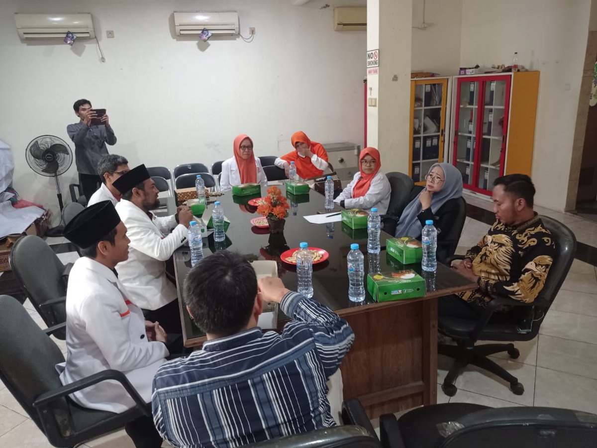 pksgresik's tweet image. DPD PKS Kabupaten Gresik bersilaturahim ke kantor DPC Partai Gerindra Gresik, Rabu, 12 November 2025.
Rombongan PKS dipimpin langsung oleh Ketua DPD PKS Gresik, Muchlisin, dan diterima oleh Sekretaris DPC Gerindra, Nur Sa’idah serta anggota DPRD Dapil 4 Muchamad Zaifudin