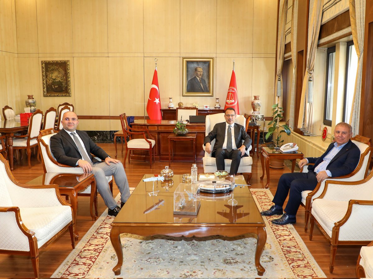 Sayıştay Başkanı Sayın Metin Yener’i, Ankara 1 Nolu Şube Başkanımız Yücel Yıldırım ile birlikte ziyaret ettik.
Çalışma hayatı ve ülke gündemi üzerine verimli bir görüşme gerçekleştirdik.

Nazik misafirperverlikleri için teşekkür ediyorum.