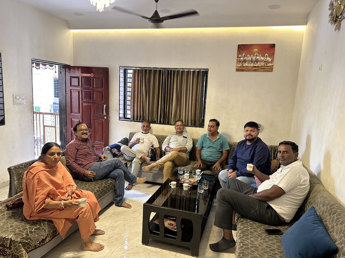 patelrumit7's tweet image. આજ રોજ ચાંદખેડા સંગઠન ના મંત્રી મીનાબેન બારોટ અને રાઠવા મધુબેન અને વેપારી સેલ ના સભ્ય મનોજભાઈ બબ્બર ના ઘરે નવા વર્ષની શુભેચ્છા મુલાકાત લીધી. 

રૂમિતભાઇ પટેલ - મહામંત્રી ચાંદખેડા વોર્ડ