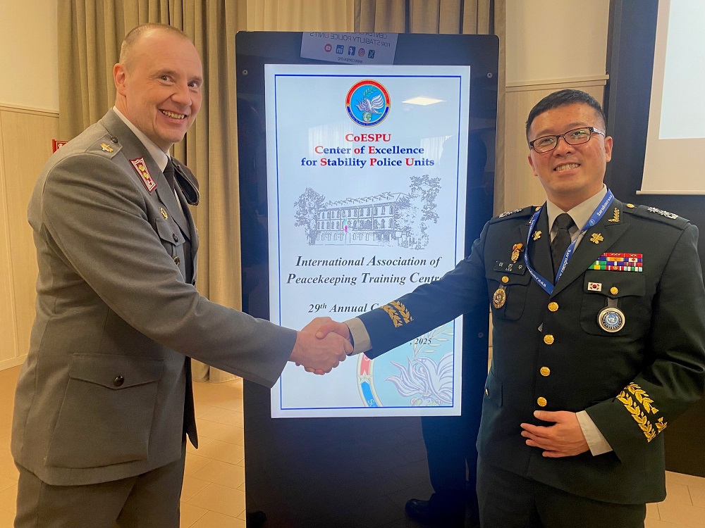 FINCENTFI's tweet image. 1/2 Building Peace Through Partnership

During the 29th Annual #IAPTC Conference at the Centre of Excellence for Stability Police Units in Italy, LTC Joonas Fraktman, Head of Training&amp;amp;Education Dept at #FINCENT, met with LTC LEE Jinwoo from the Korea National Defense University.