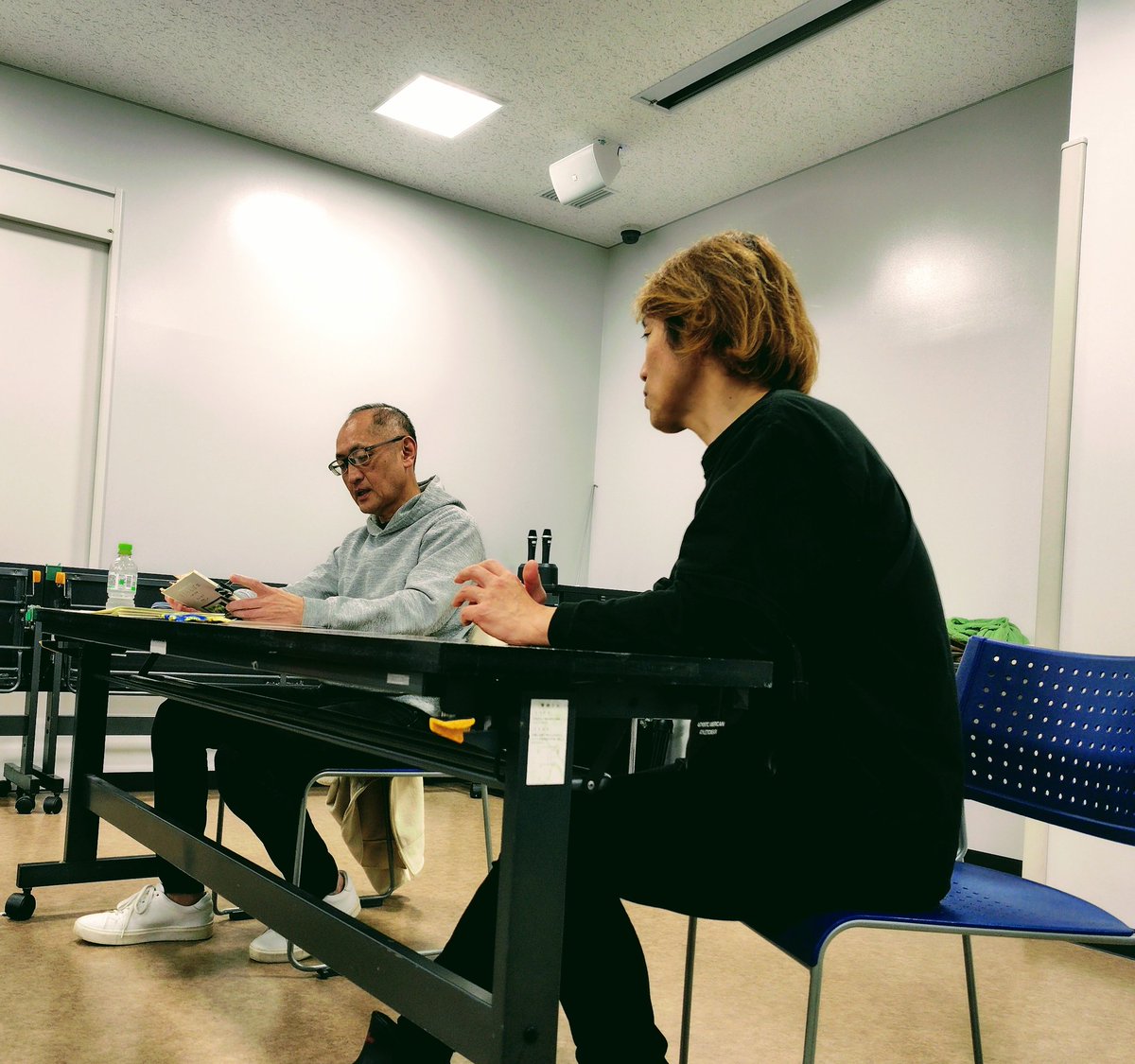 GekidanJaken's tweet photo. 先日の日曜日に、群像社の島田様にお越しいただき、当時のロシアのことや、「さくらんぼ畑」についてのあれこれを教えていただきました
なんと、差し入れまで…🙇
本当にありがとうございました
#桜の園　#さくらんぼ畑　#群像社　#中野　#俳優　#演劇　#チェーホフ https://t.co/XhteYSRa79