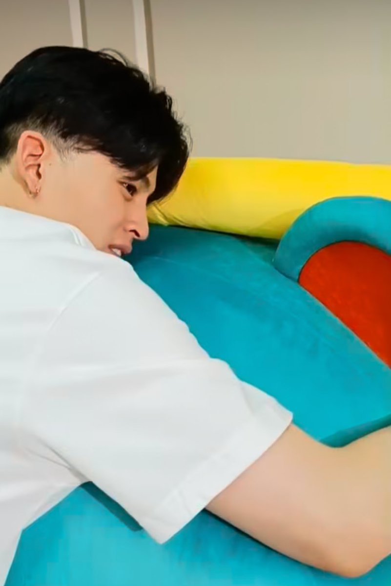 merrygoround95's tweet image. “ปะป๊า ฮึก พี่เพิ่มคิดถึงหม่าม้า😢”
“นอนไม่หลับเหรอลูก”
“พี่เพิ่มคิดถึงหม่าม้า ฮึก”
“โอ๋ๆ ไม่ร้องน้า ปะป๊าอยู่นี่ ให้ปะป๊ากอดหน่อยครับ”
“ฮึก ปะป๊า😢”
“...”
“ปะป๊าโทรหม่าม้าให้พี่เพิ่มแปปนึงได้มั้ยฮะ”
“หม่าม้าถ่ายละครอยู่ครับ ยุ่งมากๆเลย ถ้าหม่าม้าว่าง…