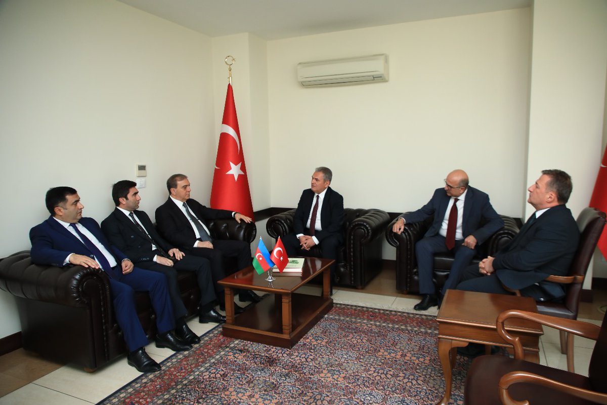 #Gence Şehir Valisi Sayın Niyazi Bayramov ve beraberindeki heyet Başkonsolosluğumuzu ziyaret ederek 11 Kasım 2025 tarihinde #Gürcistan hava sahasında düşen askeri uçakta #şehit olan askerlerimiz için taziye dileğinde bulunmuştur.
 #tekmilletikidevlet 🇹🇷🇦🇿