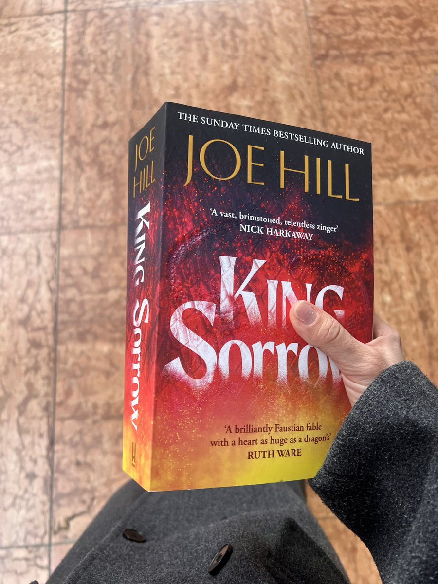 я в этом году прямо налегла на хоррор, потому что расслабляет (да). Дошла сегодня до книжного купить сыну потерянную часть Перси Джексона, увидела новую книгу Джо Хилла, дальше как в тумане