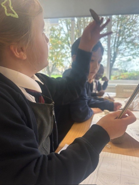 ManorDidcot's tweet image. 🪨 Year 3 Become Petrologists at Manor Primary! 🪨
Our pupils explored rocks &amp;amp; fossils like real scientists this week—examining types, properties &amp;amp; everyday uses. Their curiosity &amp;amp; enthusiasm for discovery were inspiring! 🌍👏 #Science #PrimaryEducation @GLFSchools