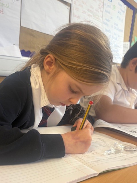 ManorDidcot's tweet image. 🪨 Year 3 Become Petrologists at Manor Primary! 🪨
Our pupils explored rocks &amp;amp; fossils like real scientists this week—examining types, properties &amp;amp; everyday uses. Their curiosity &amp;amp; enthusiasm for discovery were inspiring! 🌍👏 #Science #PrimaryEducation @GLFSchools
