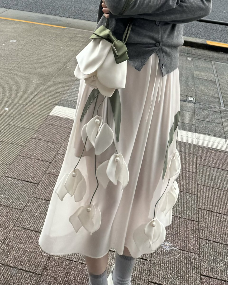 kananana_t0530's tweet image. バラの花びらが垂れるようなデザインの巾着バッグ💐POPUPでも人気のアイテムでした✨
花びらの付け位置や形にもこだわり、3ヶ月以上試作を繰り返したアイテムです🪡
