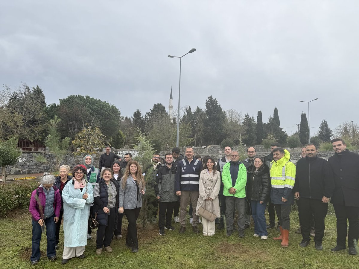 Milli Ağaçlandırma Gününde biz de Park ve Bahçeler Dairesi Başkanlığımızın bize ayırdığı dikim alanına fidanlarımızı diktik. Yarının İstanbul’u adil, dayanıklı ve mutlaka yeşil olacak!