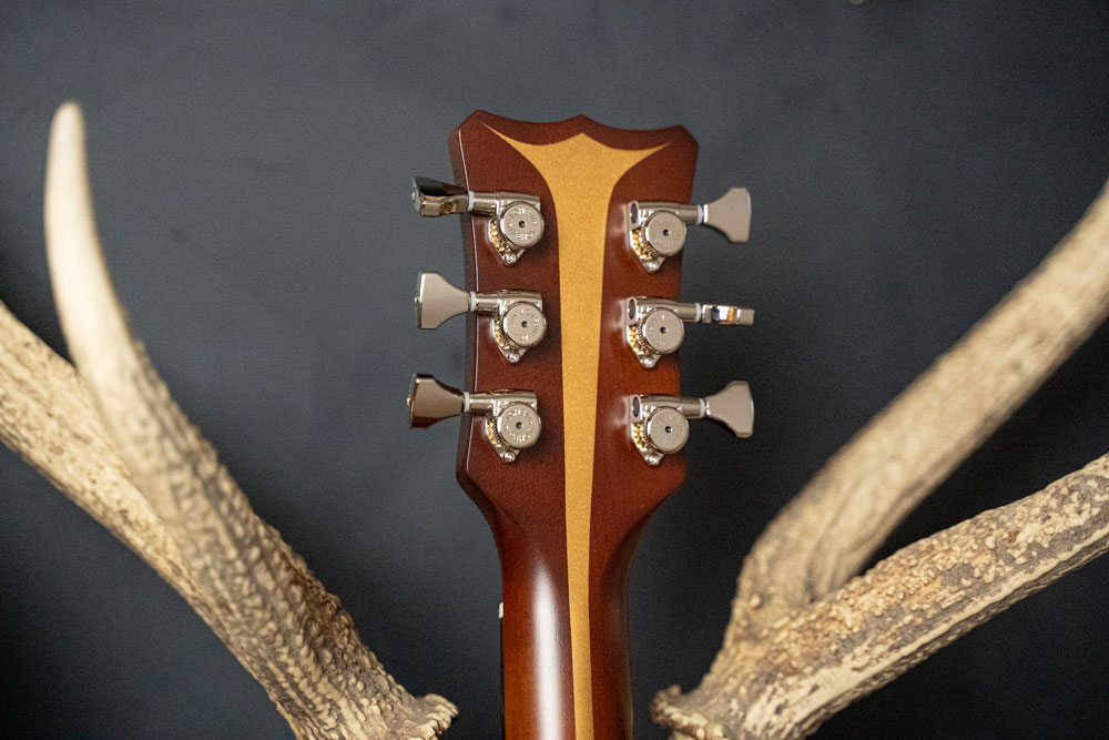 BLAST CULT入荷情報1

X-Guitar Single Cutaway &amp; W Cutaway！
今回はシックな感じで製作。P.U.は初のブラストカルト製。サウンドはマホガニーBODYと相性良いヒップな音ですね。ご興味ある方、是非。
近日Online Shopへ掲載します。

taurus-corpo.com/blastcult-guit…

#blastcult #ブラストカルト