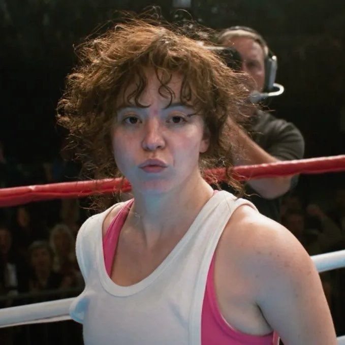 updatecharts's tweet photo. Ruby Rose acusa Sydney Sweeney e sua equipe de terem destruído o filme sobre Christy Martin:

“O roteiro original de Christy Martin era incrível. Mudou minha vida. Eu estava escalada para interpretar Cherry. Todos nós tínhamos experiência com o tema central. A maioria de nós era realmente gay. É parte do motivo pelo qual continuei atuando.
Perder papéis acontece o tempo todo.
Mas o fato de a equipe de relações públicas dela falar sobre o fracasso e dizer que a SS fez o filme “pelo povo”…
Nenhuma dessas “pessoas” quer ver alguém que nos odeia desfilando por aí fingindo ser um de nós. Você é uma cretina e arruinou o filme. Ponto final. Christy merecia mais.”
