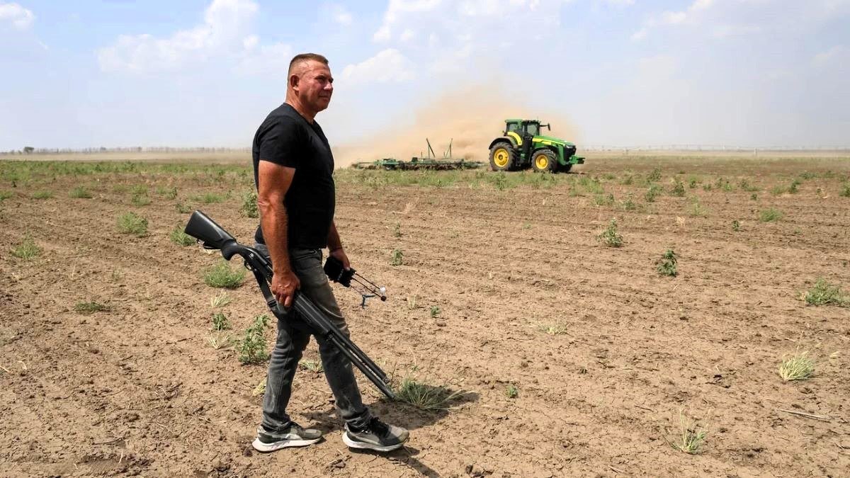 Ukrainian farmer Oleksandr Hordienko has been posthumously awarded the title Hero of Ukraine.

He risked his life to clear mines from his own fields and shot down Russian drones threatening his land. Oleksandr was killed in a drone strike on September 5 in the Kherson region.

He