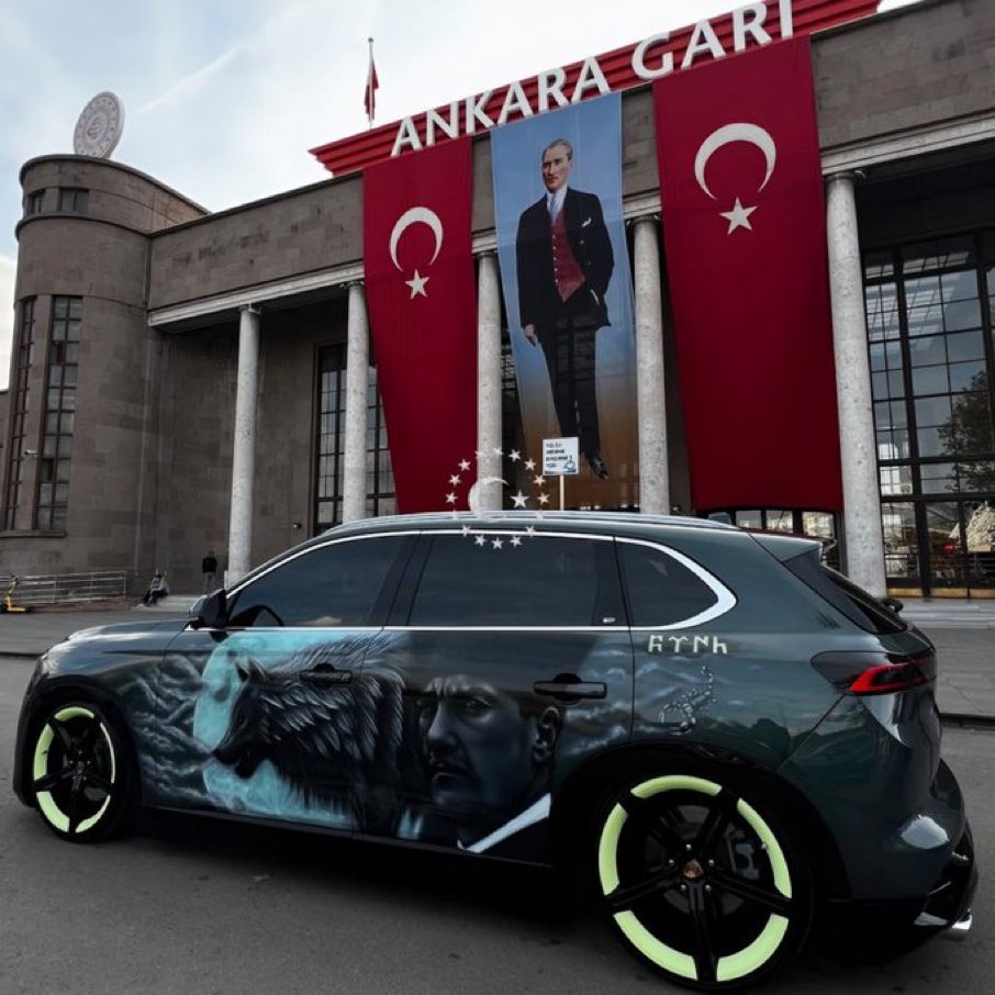 Turkovasi's tweet image. Bir vatandaş, arabasını Bozkurt ve Atatürk görseli ile kaplattı.