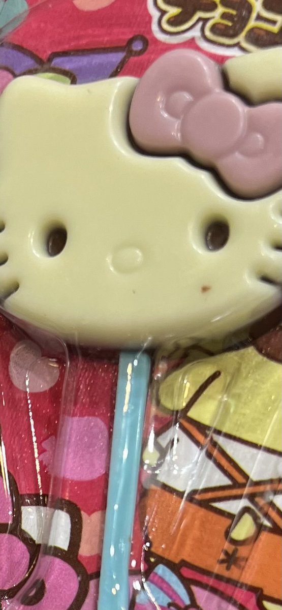 やっぱり
セブンにはたくさんあった
あっ！
ひとつだけ
左目の下にほくろがある
（チョコしみだしてる）
もったいなくて
食べられない
#ナイヌ