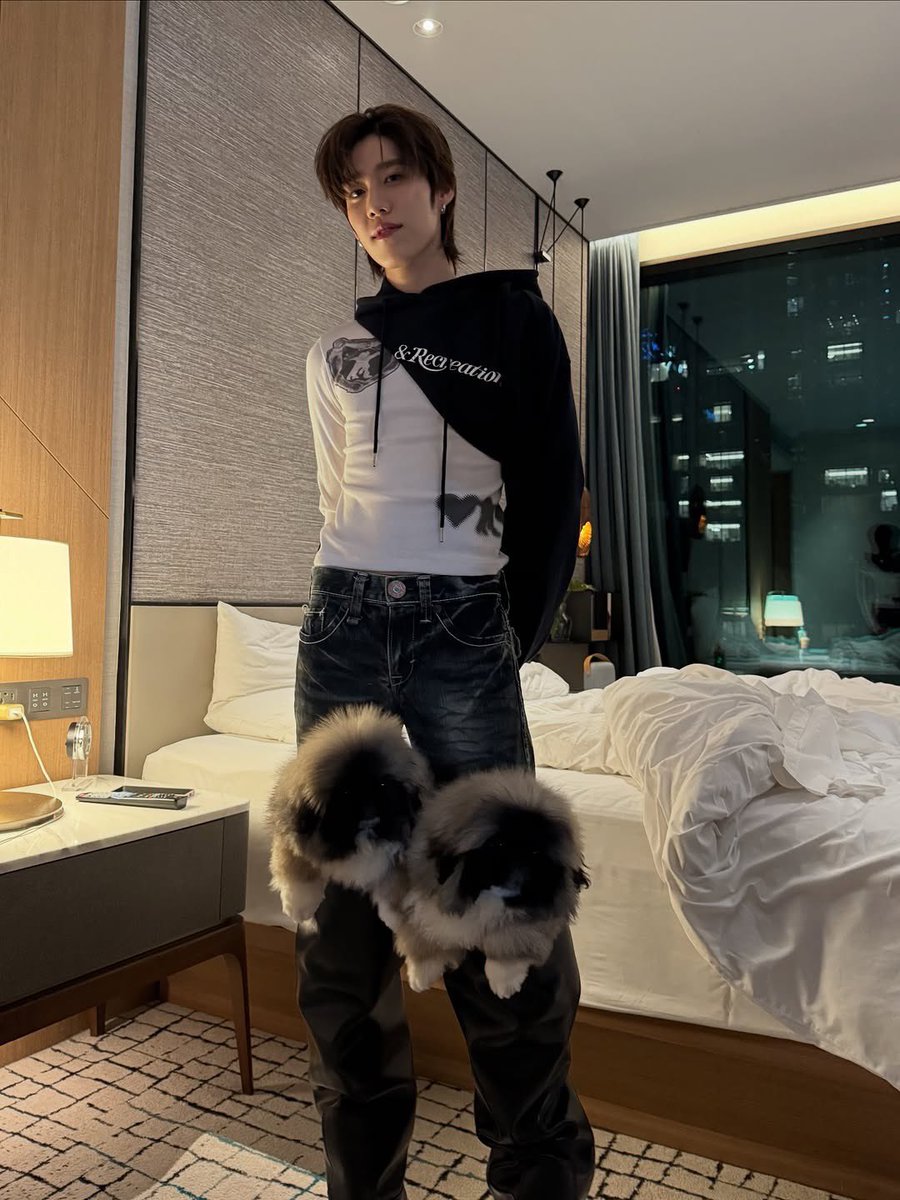 chocolatex__'s tweet photo. คนไทยคนแรกที่เอาม๋าใส่ไว้ในรองเท้า https://t.co/SRiREDKsFT