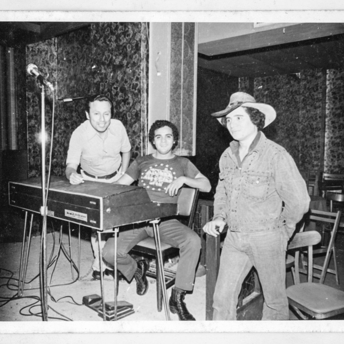 INFOPESA's tweet image. ✨Metas tropicales✨ Un jamming con Richie Ray &amp;amp; Bobby Cruz junto a Alberto Maraví,  fundador de @infopesa ✨ Solo pueden ser los 70s! ¿Sabías que @infopesa estuvo a cargo de la edición en Perú de los lps de este clásico dúo? 📷: archivo @infopesa