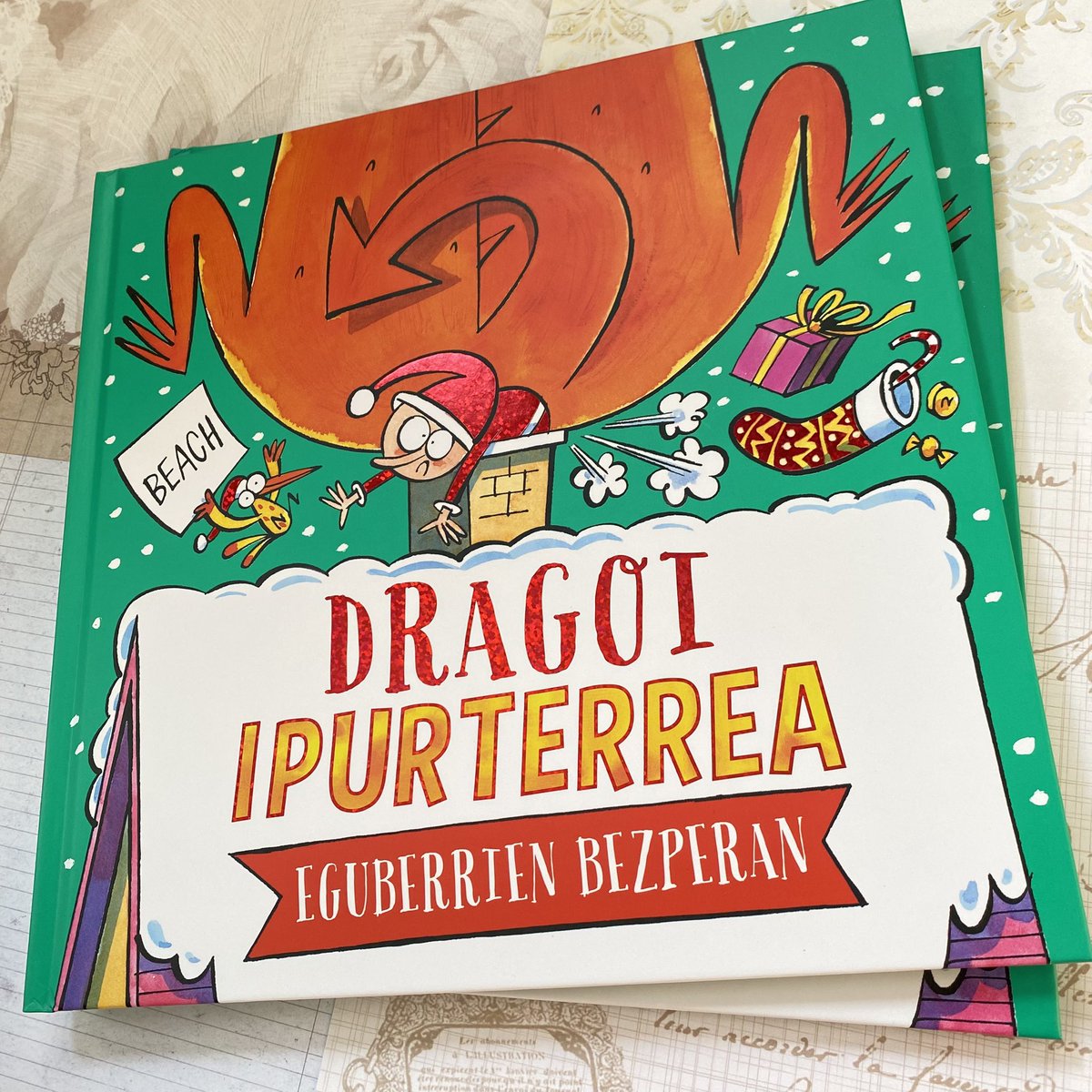 ¡Vuelve sir Wayne y Dragón! Y es que los echábamos mucho de menos y estábamos esperando una aventura suya en Navidad. Beach, el creador del superventas de “El dragón en trasero en llamas”, nos invita a una Nochebuena en la que Santa Claus parece que tiene algún problemilla...