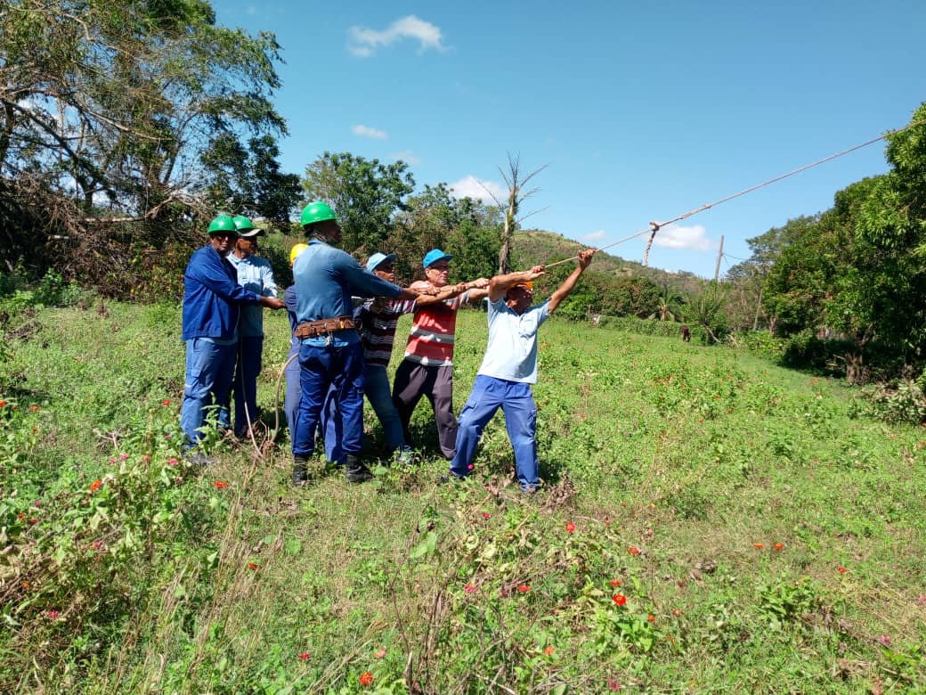 💙📡Hasta el municipio de Sagua de Tánamo llegan las manos👐 solidarias para restablecer el servicio telefónico ☎️. #EtecsaConCuba, #Cuba🇨🇺