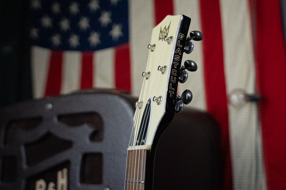 BLAST CULT入荷情報2  
Hollow V CAR &amp; Gold！ 今回はBigsby無しのバージョン。Bigsby無し故にいつもより軽量。その分サウンドも少しソリッドなニュアンスが出て良き。
ご興味ある方、是非。 近日Online Shopへ掲載します。  

taurus-corpo.com/blastcult-guit… 

#blastcult #ブラストカルト