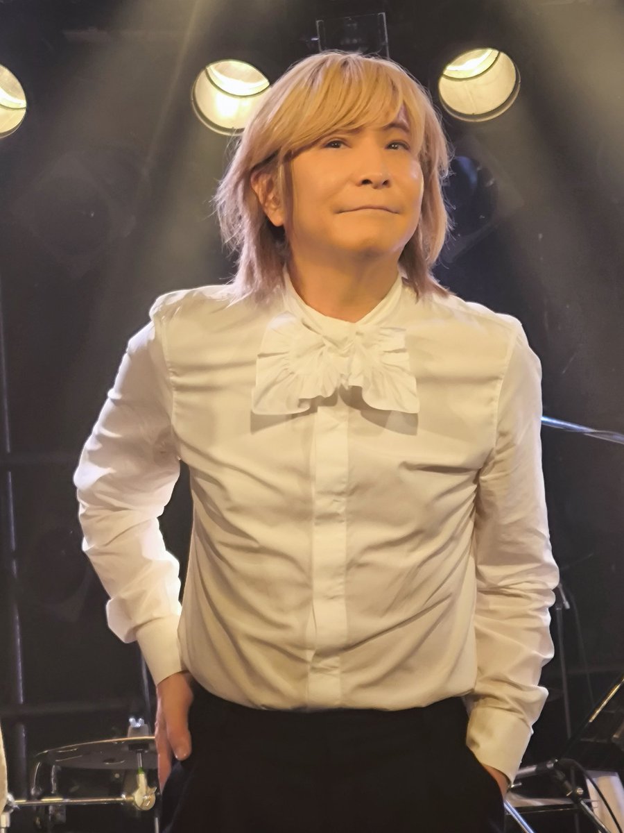 mizuho1979's tweet image. なんと！最後に小室さんみんな出てきた出演者の写真撮影OKにサエキさんから許可が出ましたので、拡散して良いとの事でしたので、自分の列からの写真ですが、お写真を小室さん、出演者皆撮りました
小室さん格好可愛い✨self control GetWild皆で歌えて良かった✨
#TMNETWORK  #小室哲哉 #パール兄弟