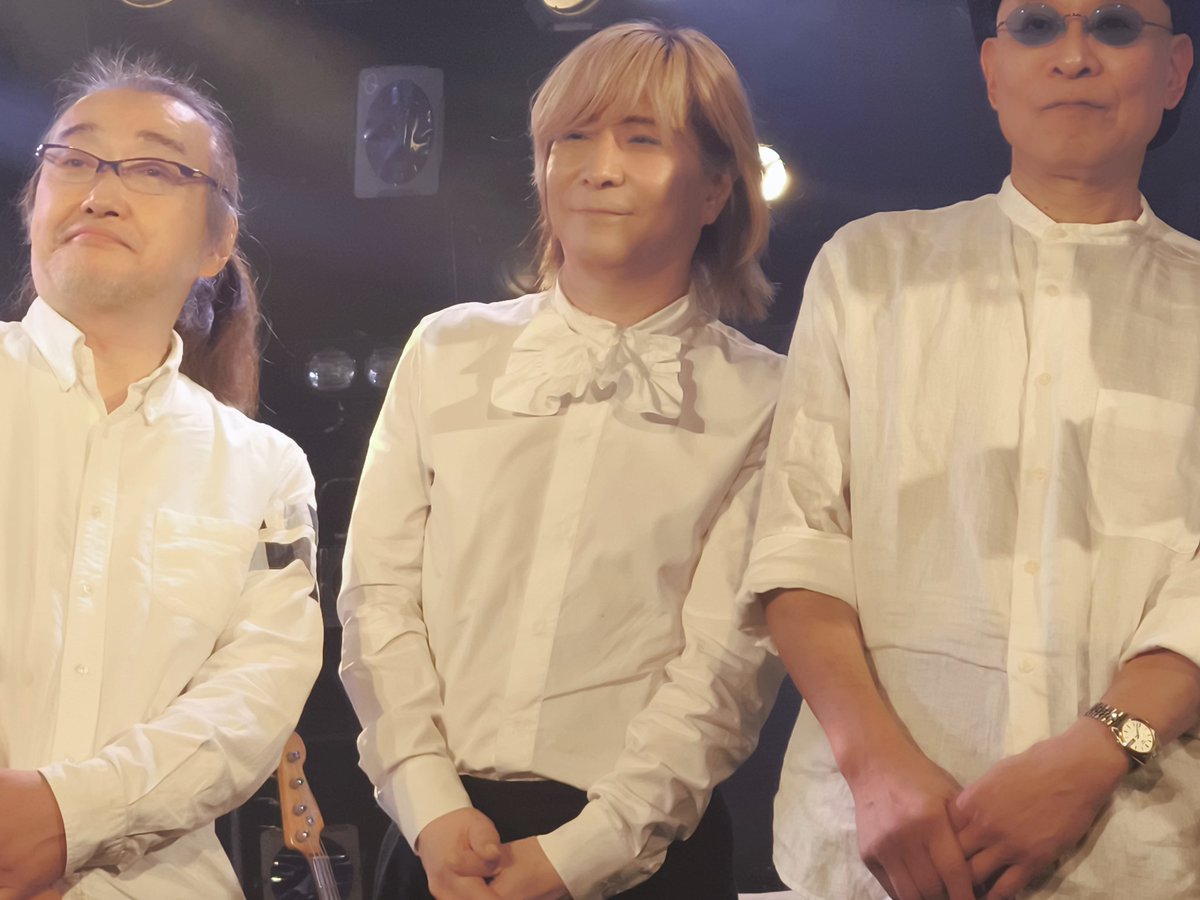 mizuho1979's tweet image. なんと！最後に小室さんみんな出てきた出演者の写真撮影OKにサエキさんから許可が出ましたので、拡散して良いとの事でしたので、自分の列からの写真ですが、お写真を小室さん、出演者皆撮りました
小室さん格好可愛い✨self control GetWild皆で歌えて良かった✨
#TMNETWORK  #小室哲哉 #パール兄弟