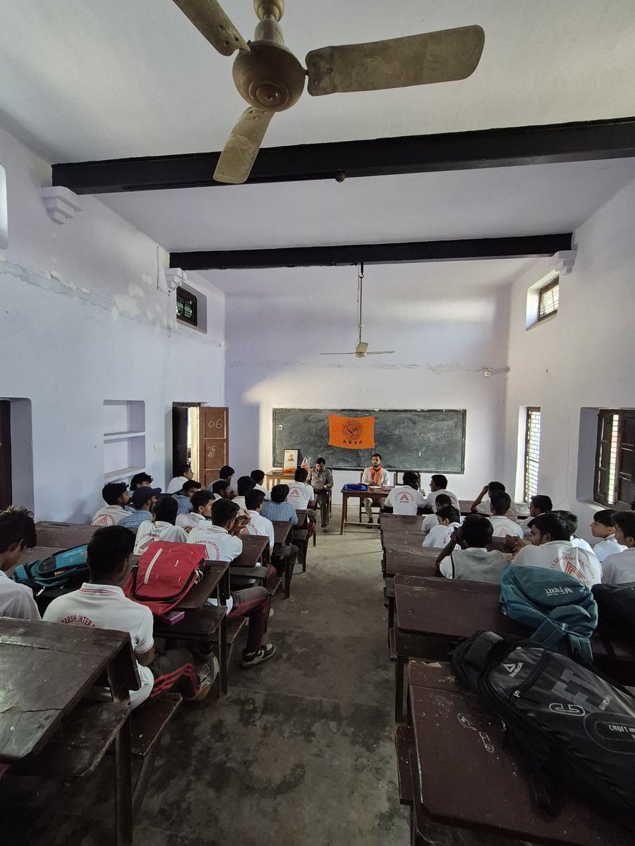 आज अभाविप अयोध्या पश्चिम जिले के अयोध्या कैंट नगर इकाई के आदर्श इंटर कॉलेज इकाई का गठन हुआ।
जिसमे अनुज अध्यक्ष व रुद्र मंत्री बनाये गए, इंटर कॉलेज इकाई के सभी नवीन दायित्वान् कार्यकर्ताओं को उज्जवल भविष्य की शुभकामनायें। 💐