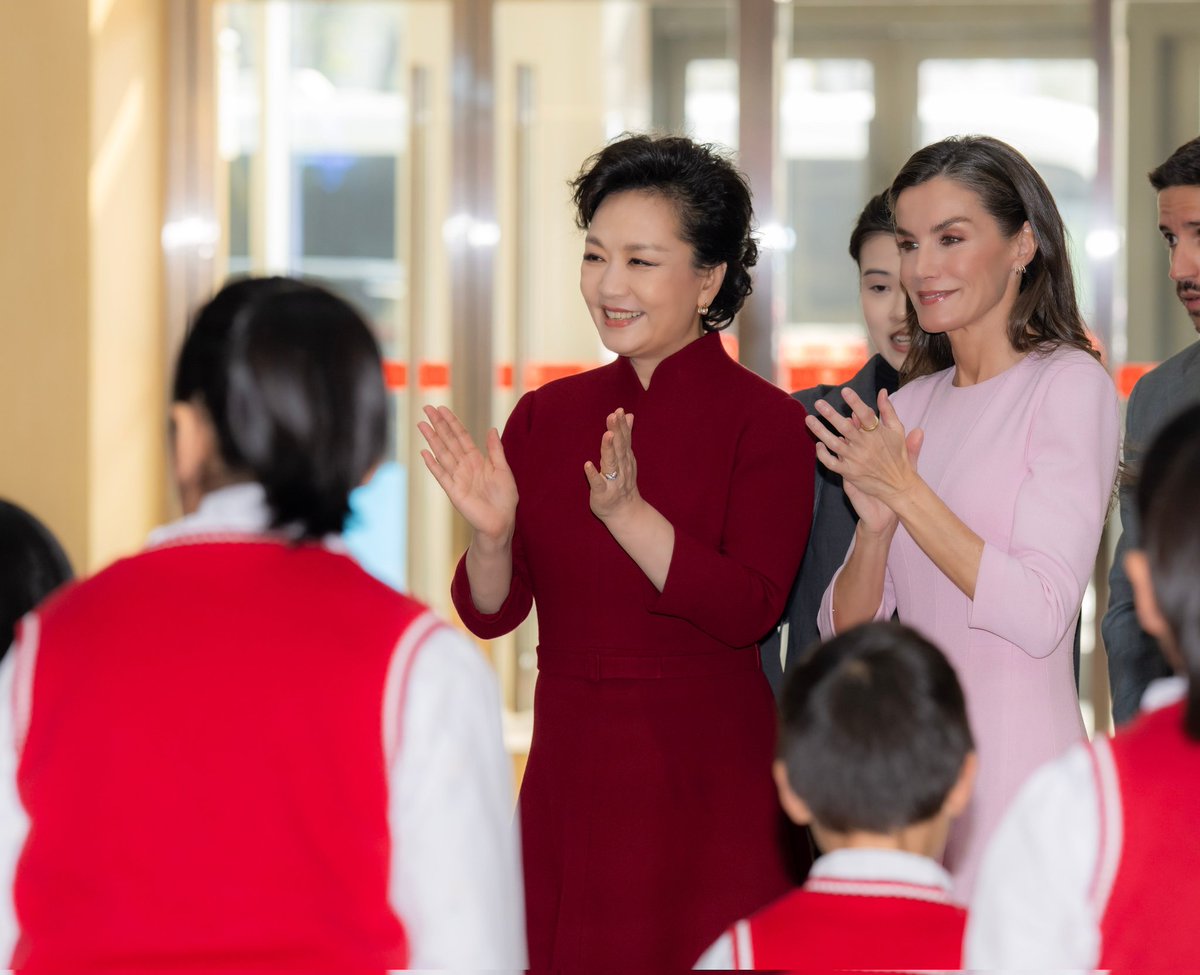 SpoxCHN_MaoNing's tweet photo. Madame Peng Liyuan and Queen Letizia of Spain visited the Beijing Demonstration Center of Service for Persons with Disabilities. @CasaReal

They learned about assistive technologies and engaged in cordial exchanges with individuals at the center. Both expressed a shared commitment to advancing disability inclusion.