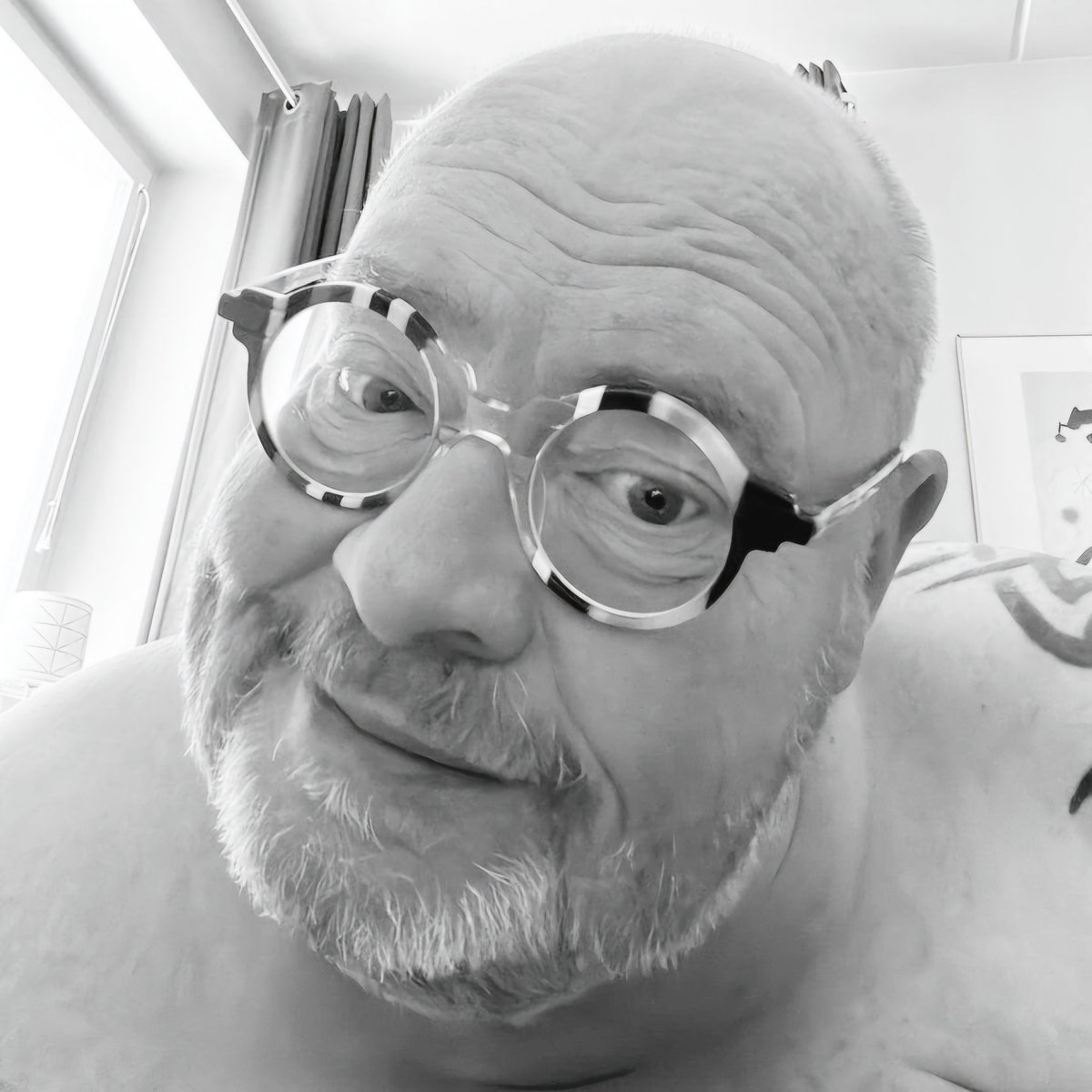 JulesWarDa's tweet image. Am Freitag dieser Woche findet in Stockholm die Beerdigung von @StefanHogland statt.
Martin und Bo haben mir für euch die Kontaktdaten geschickt, falls ihr Stefan letzte Grüße schicken möchtet.

Ein letztes Servus für einen Menschen der so unsagbar fehlt.