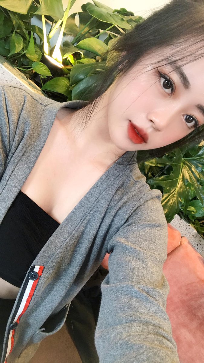 الحياة تصبح أجمل عندما الابتسامة يقوي السعادة مع نسيم الليل. Beula Dekorte