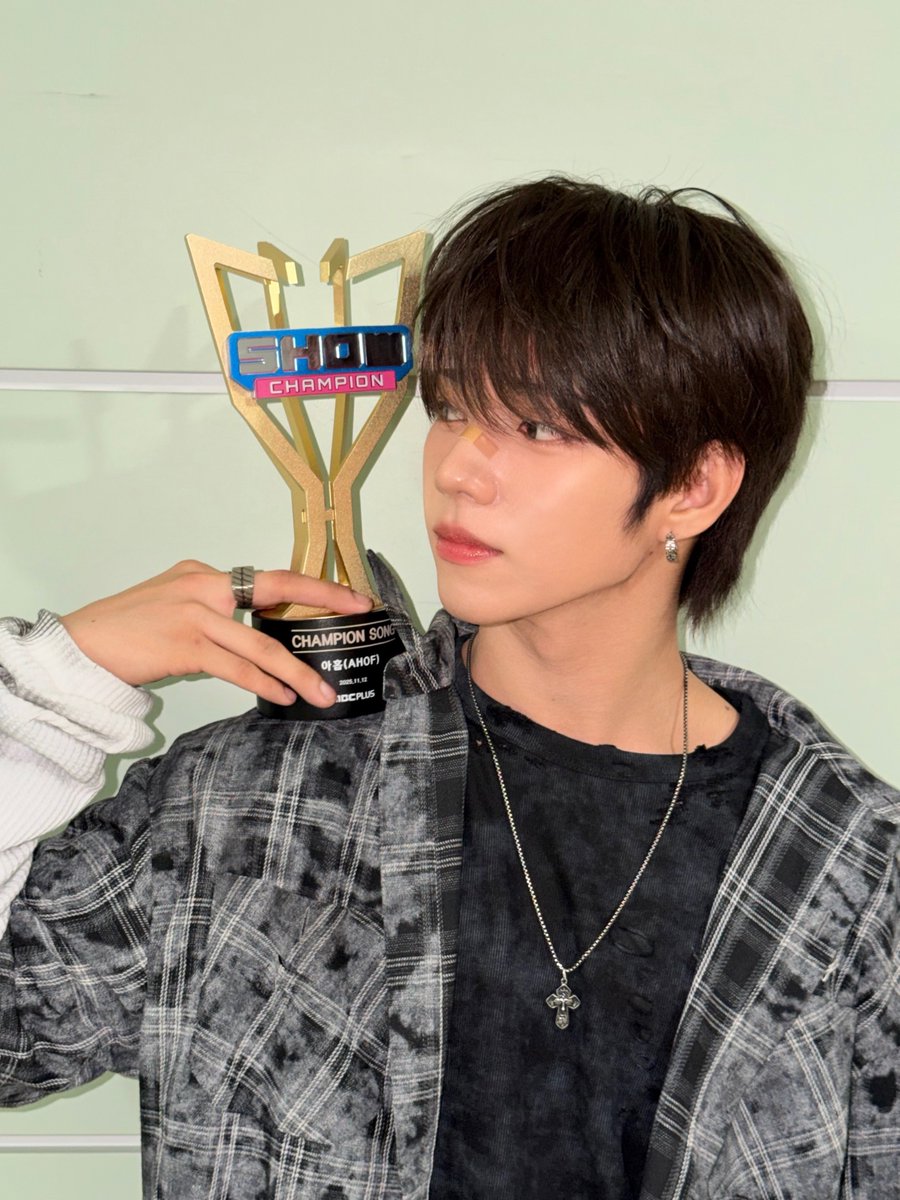 251112 | 22:45 KST 

[ 📝 #JL wrote a post (1/2)]

🦝: we love you so much foha ~ 
this is all because of you 💙

🔗: weverse.io/ahof/artist/4-…

#AHOF #아홉 #제이엘
<a href="/AHOF_official/">AHOF</a>
