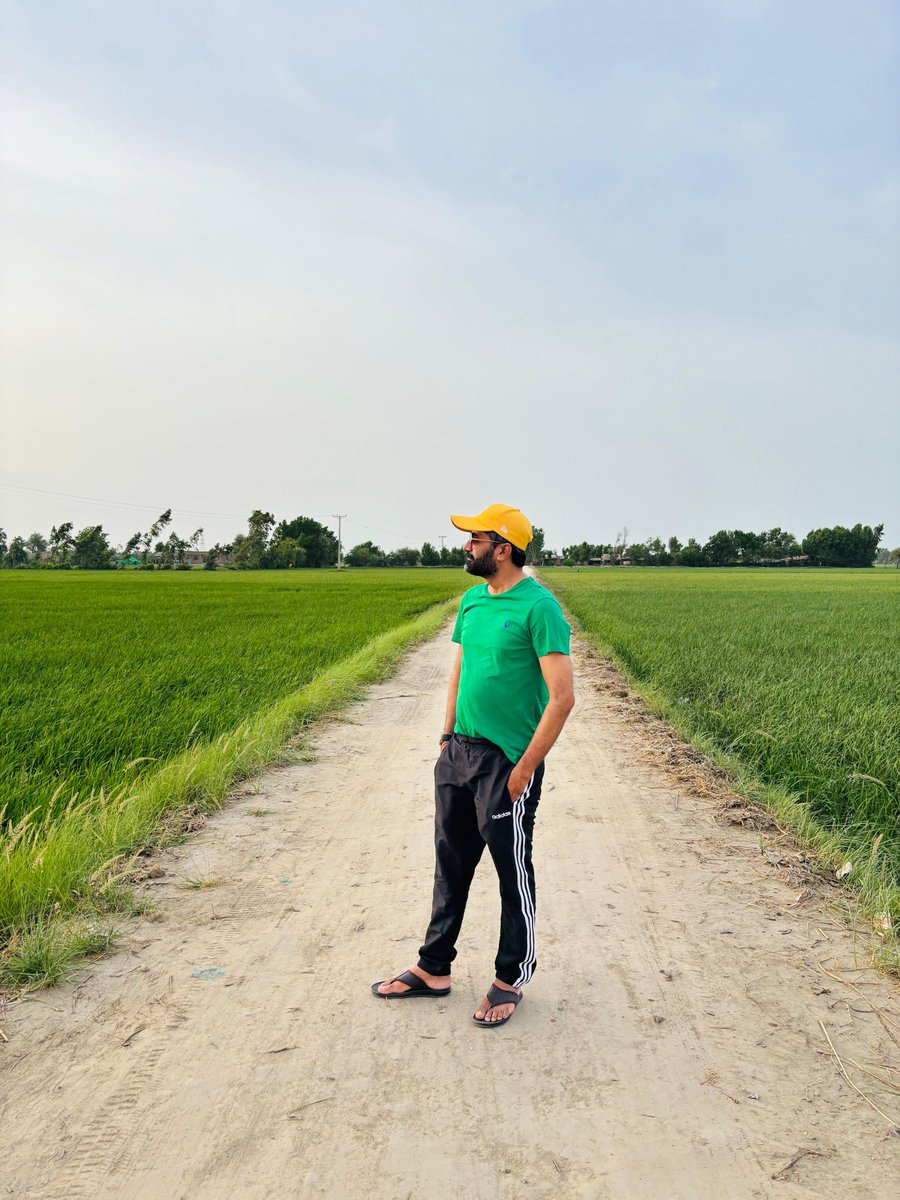 “کیوں نہ ہم جگنو کی صُورت راستے روشن کریں
چار سُو پھیلی ہے ظُلمت اور روشنی ہے مختصر”